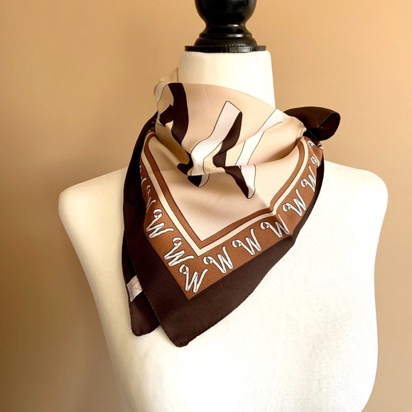 ποΈποΈ Willa or Wendy? Vintage Italian monogram scarf - Picture 4 of 6